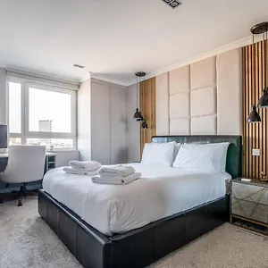 Canary Wharf Retreat With Free Secure Parking Apartment London